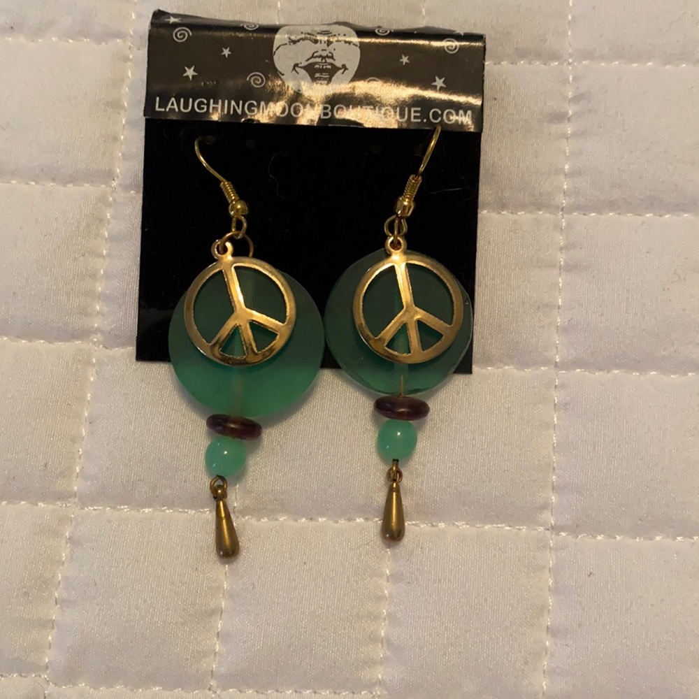 Cute earrings, never worn, green.